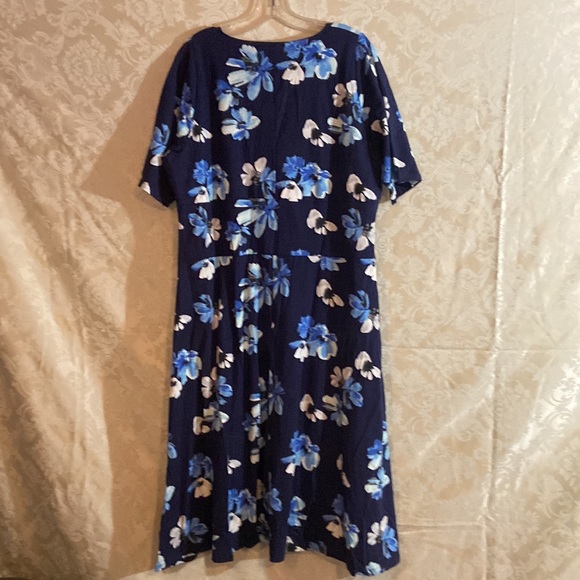 Gorgeous Tummy control printed dress blue floral size 16 US by cotton traders - Picture 5 of 6